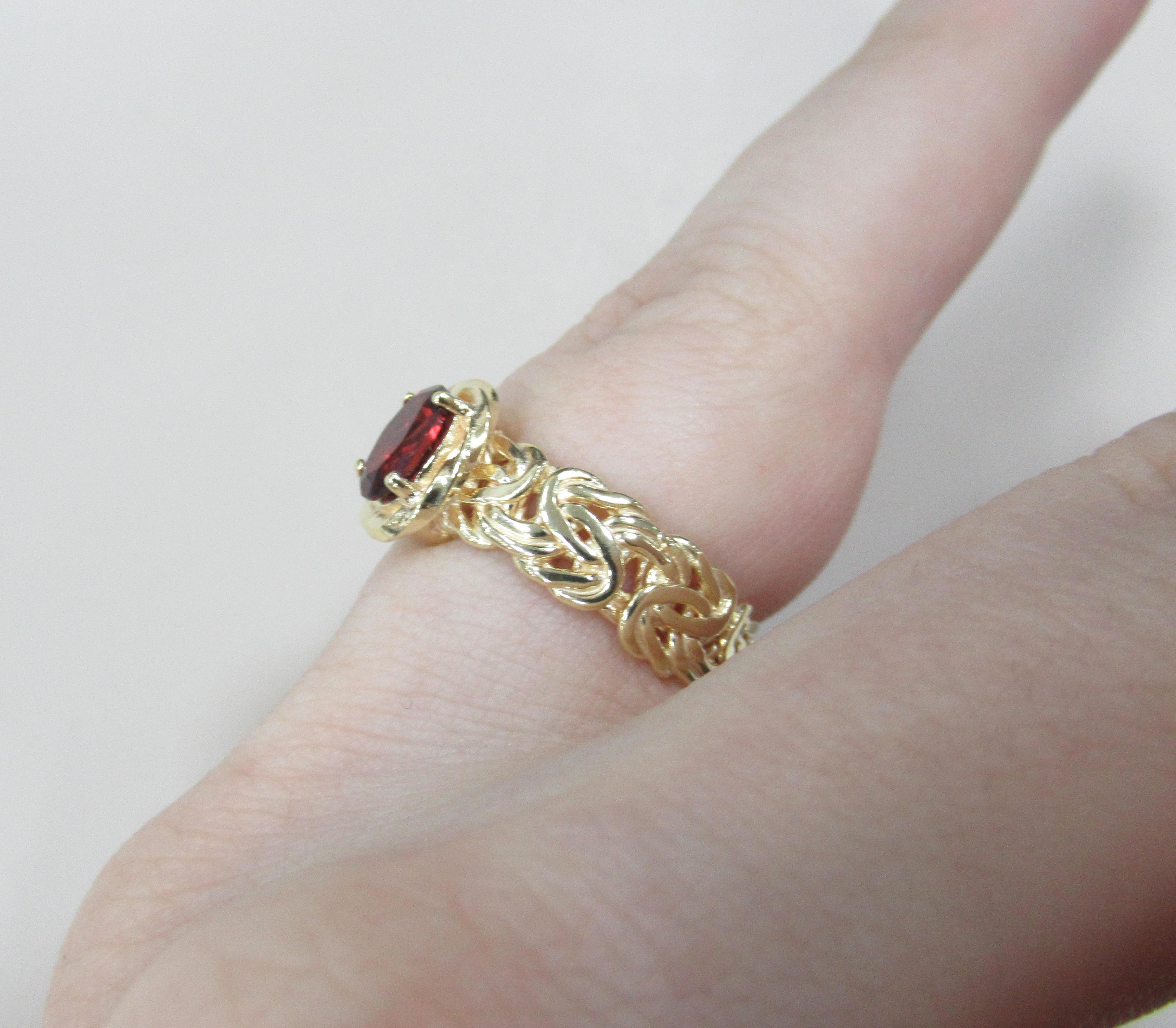 Серебряное кольцо с гранатом